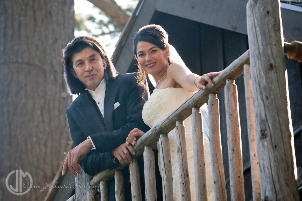 0555_RJsm bride and groom on balcony